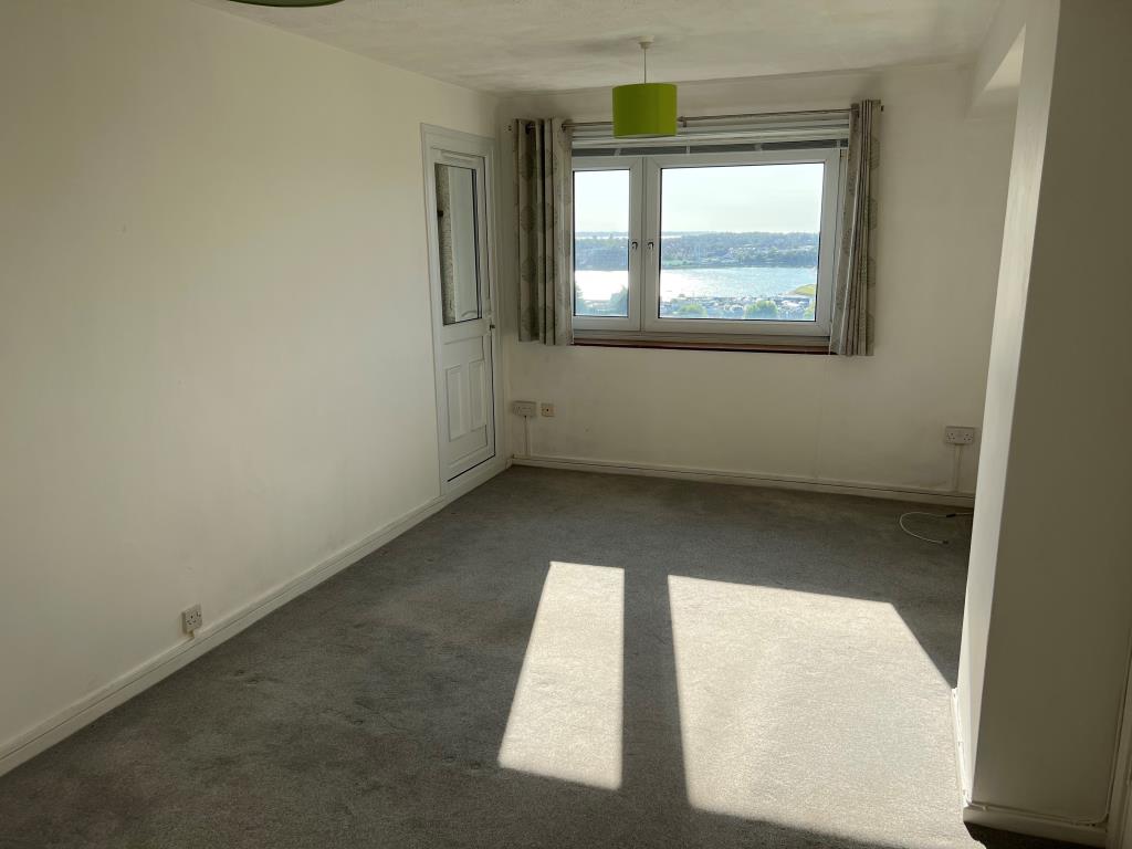 Lot: 71 - FLAT FOR INVESTMENT OR OCCUPATION WITH ATTRACTIVE VIEWS - Living Room
